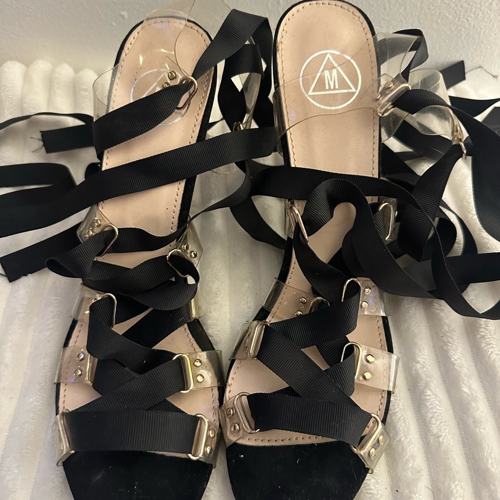 Black Crisscross Strap Sandals with Open-Toe Design